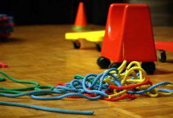 Materialien für den Kleinen Tobenachmittag: Seile liegen auf dem Boden, Rollbretter stehen bereit. Auch in den Sommerferien findet das Angebot statt.